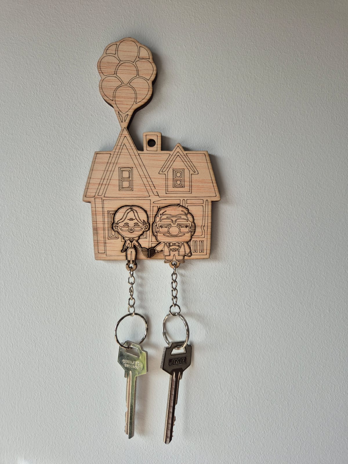 CUELGA LLAVES DE MADERA UP