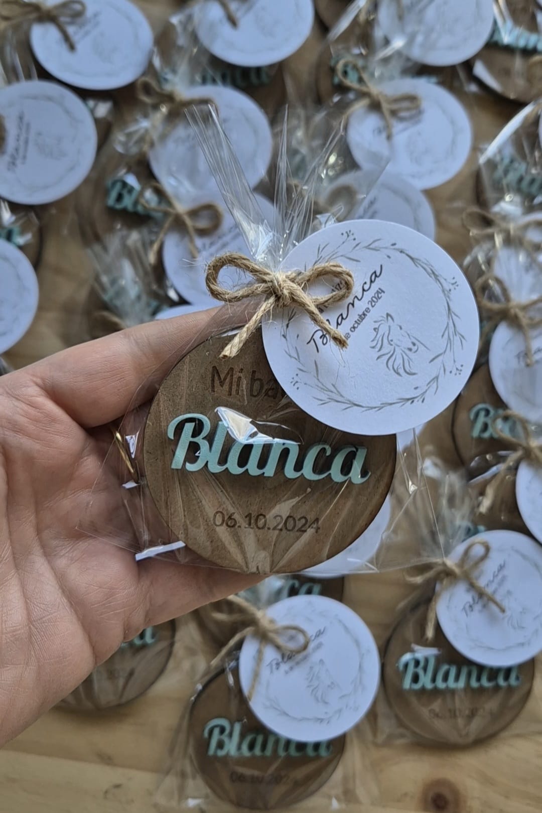 IMANES DE MADERA CON NOMBRE