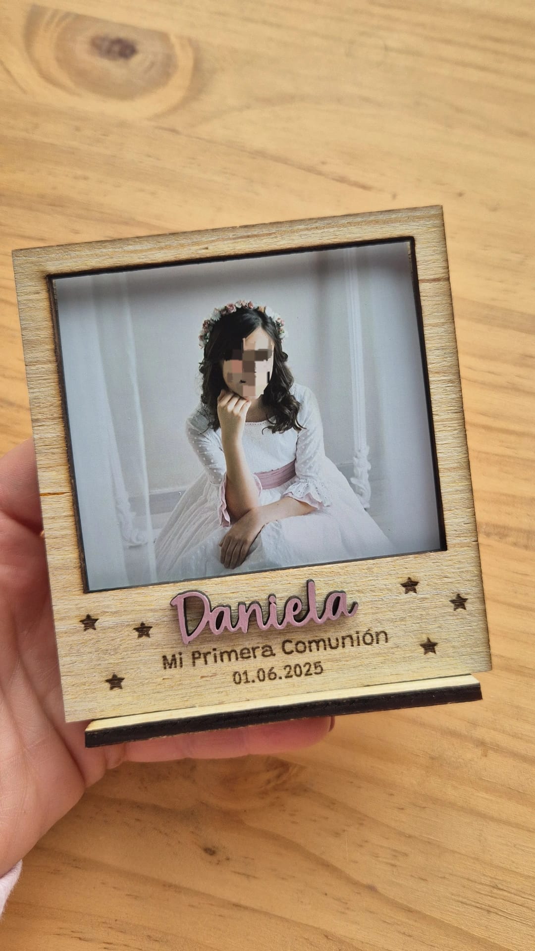 MARCO DE FOTOS PERSONALIZADO CON BASE Y NOMBRE A COLOR Y EN RELIEVE REF 005