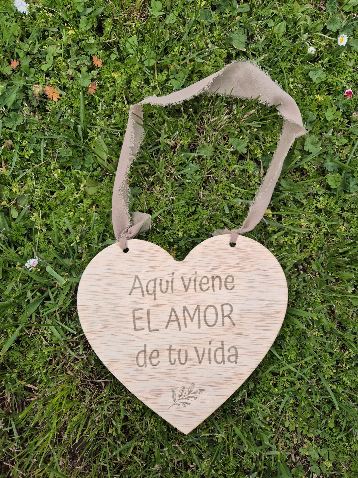 CARTEL AQUÍ VIENE EL AMOR DE TU VIDA