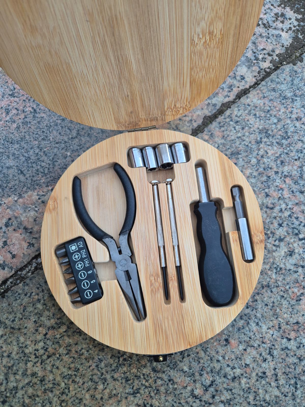 CAJA CON HERRAMIENTAS