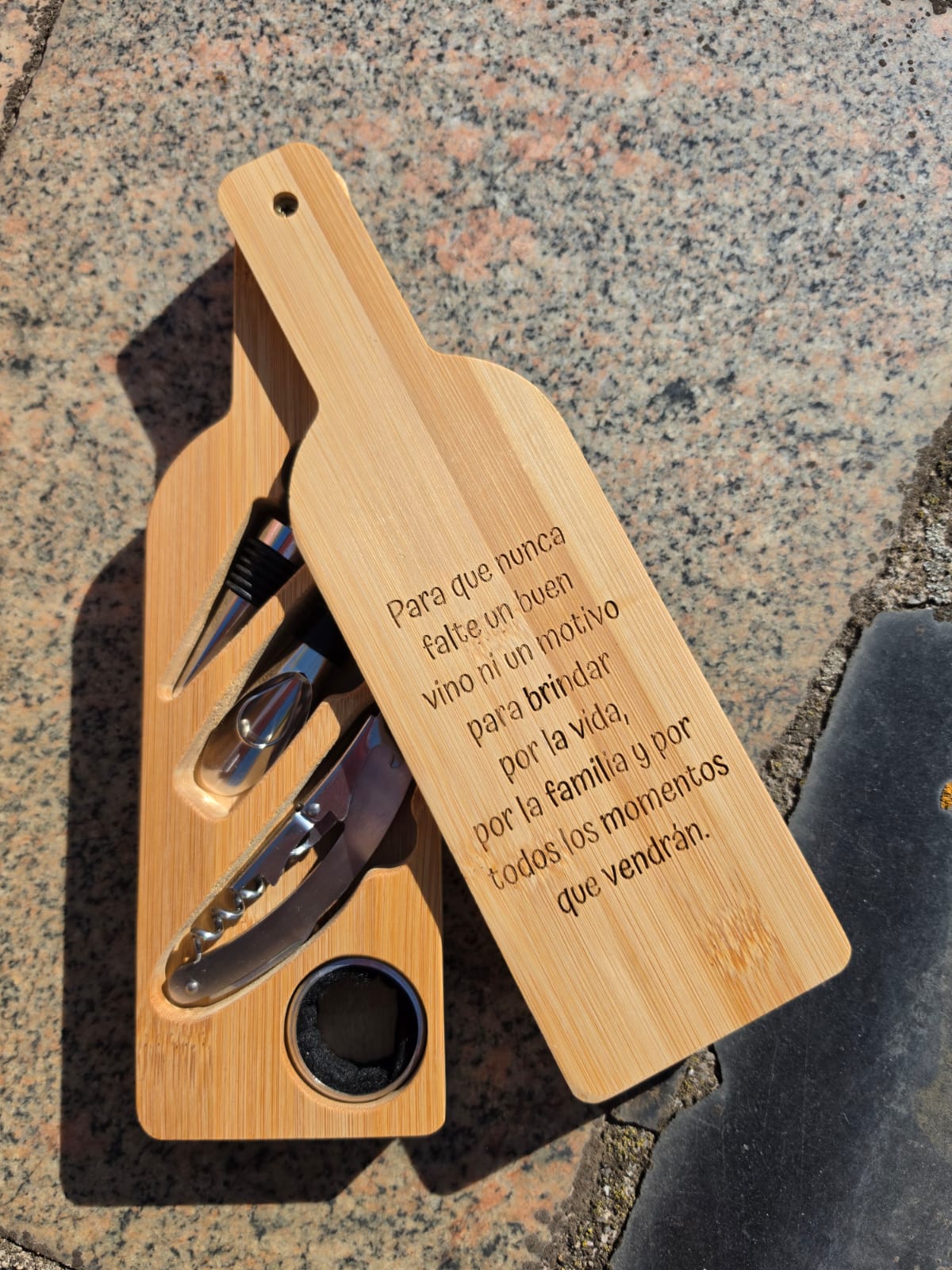 SET DE VINO PERSONALIZADO FORMA DE BOTELLA