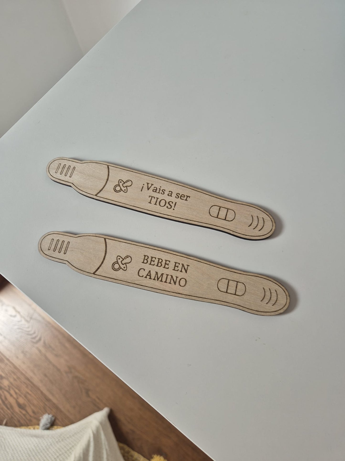 NOTICIA DE EMBARAZO (TEST POSITIVO EN MADERA)